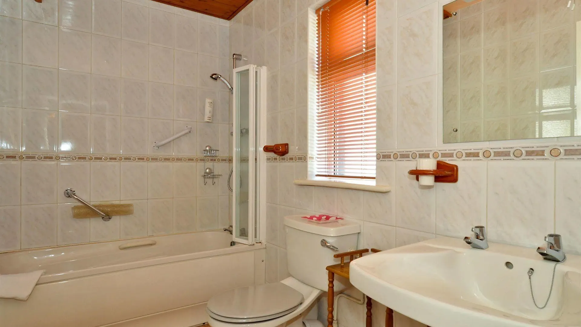 Augusta Lodge Guesthouse Westport